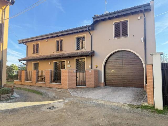 Villa Indipendente in vendita a Vellezzo Bellini, Lombardia