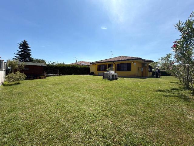 Villa Indipendente in vendita a Vellezzo Bellini, Lombardia