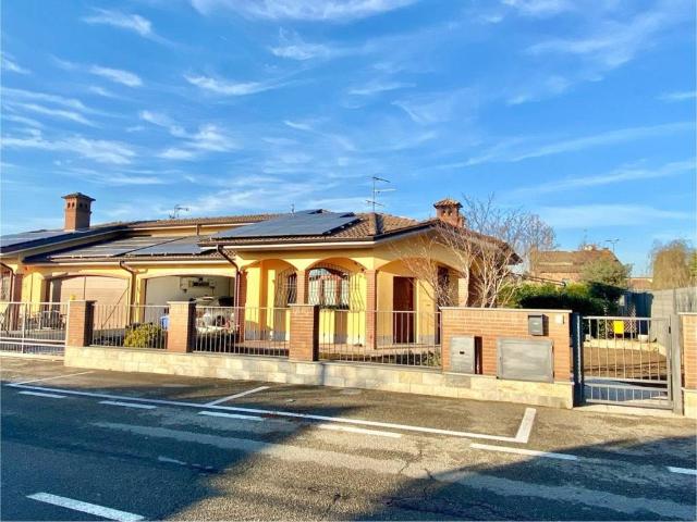 Villa Indipendente in vendita a Vellezzo Bellini, Lombardia