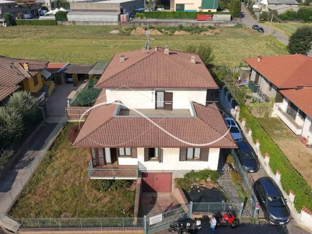 Villa Indipendente in vendita a Veniano, Como