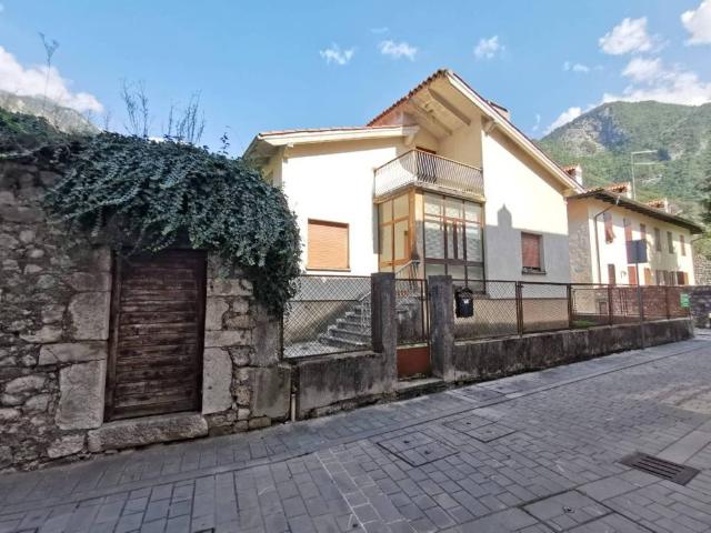 Villa Indipendente in vendita a Pioverno / Plover, Venzone / Vençon