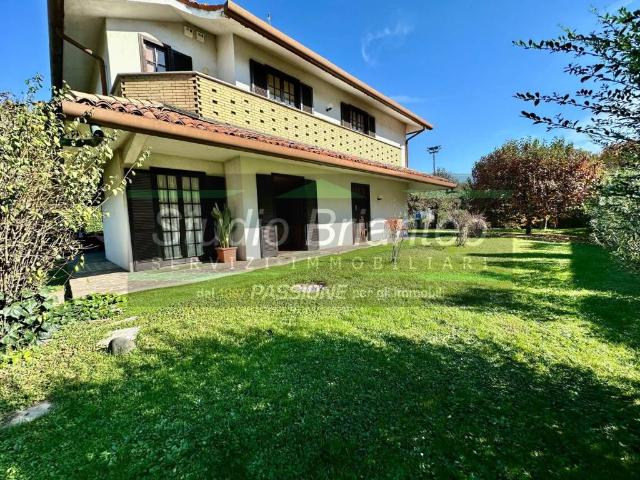Villa Indipendente in vendita a Verano Brianza, Lombardia
