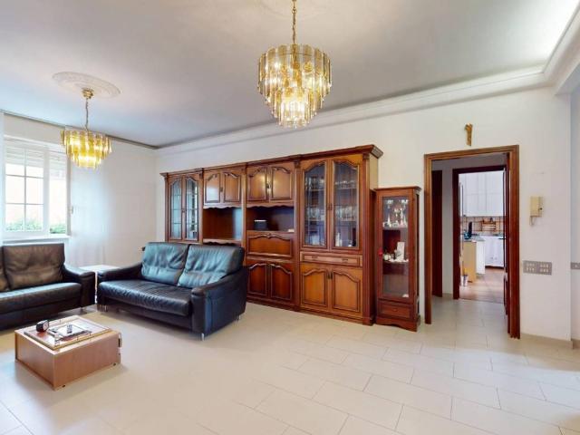 Villa Indipendente in vendita a Verano Brianza, Lombardia