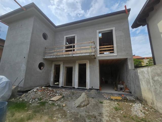Villa Indipendente in vendita a Verano Brianza, Lombardia