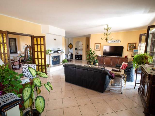 Villa Indipendente in vendita a Cappuccini, Piemonte