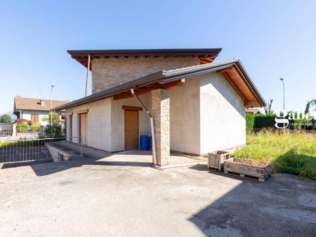 Villa Indipendente in vendita a Verderio Superiore, Lombardia