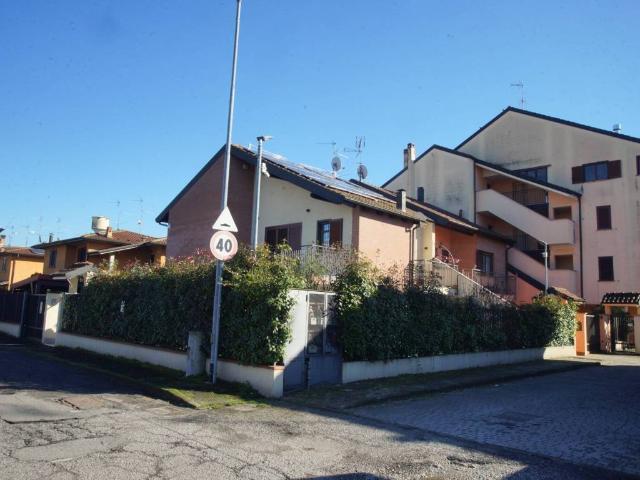 Villa Indipendente in vendita a Vernate, Lombardia