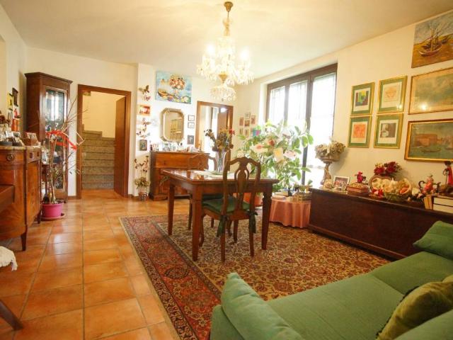 Villa Indipendente in vendita a Vernate, Lombardia