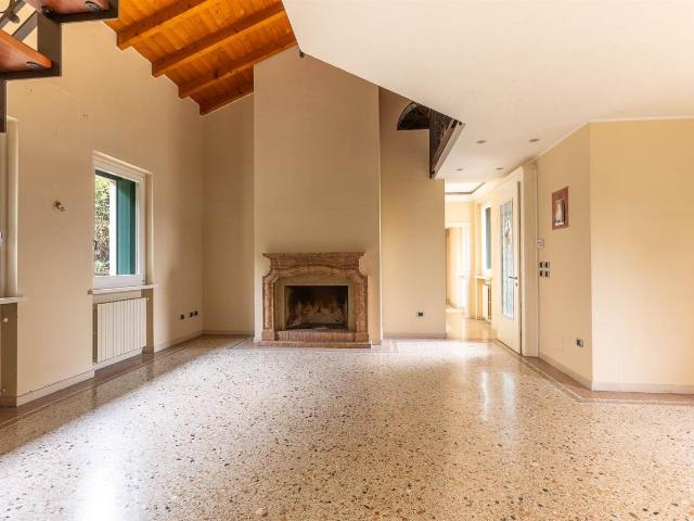 Villa Indipendente in vendita a Quinzano, Brenzone