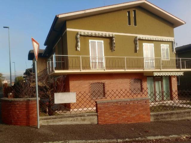 Villa Indipendente in vendita a Marzana, Brenzone
