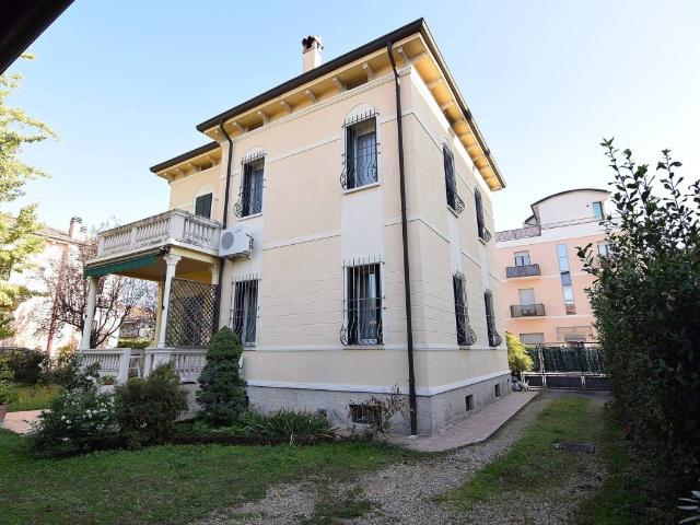 Villa Indipendente in vendita a Borgo Venezia, Verona