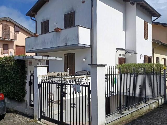 Villa Indipendente in vendita a Vertemate Con Minoprio, Lombardia