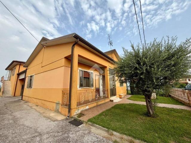Villa Indipendente in vendita a Santa Maria d'Adige, Vescovana
