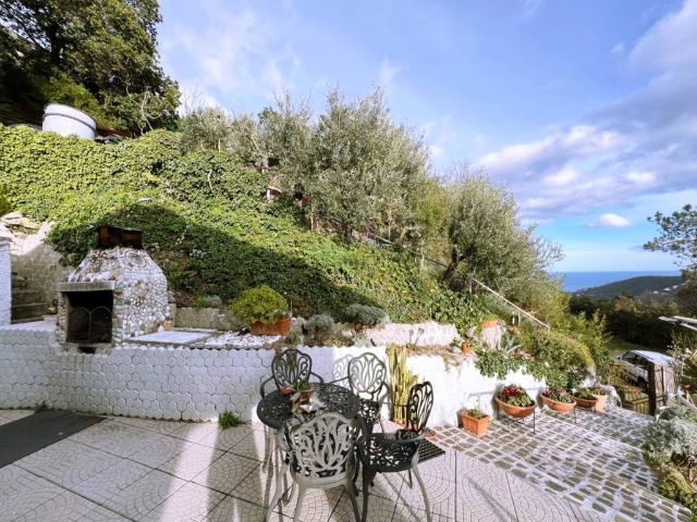 Villa Indipendente in vendita a Vezzi Portio, Liguria