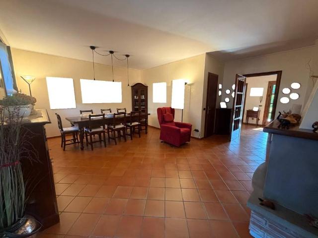 Villa Indipendente in vendita a Viadana, Lombardia