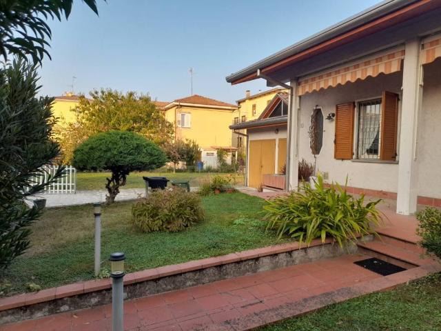 Villa Indipendente in vendita a Viadana, Lombardia
