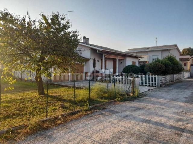 Villa Indipendente in vendita a Viadana, Lombardia