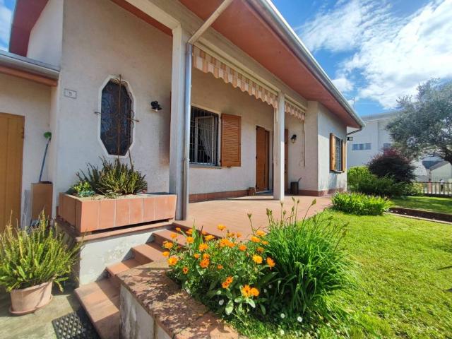 Villa Indipendente in vendita a Viadana, Lombardia