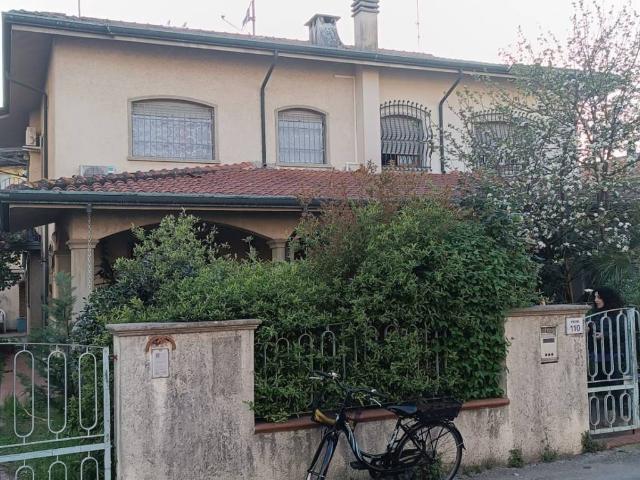Villa Indipendente in vendita a Ex Campo d'Aviazione, Viareggio