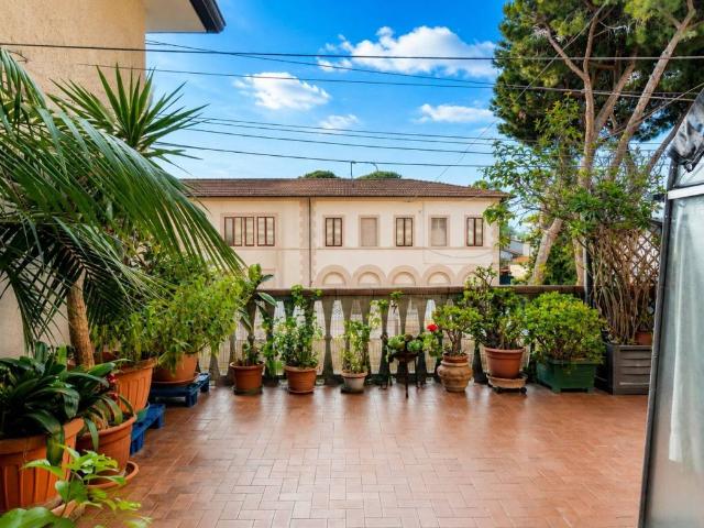 Villa Indipendente in vendita a Viareggio, Toscana