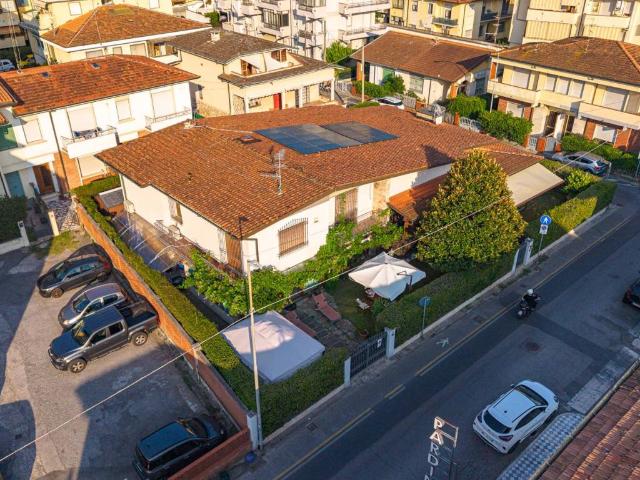 Villa Indipendente in vendita a Ex Campo d'Aviazione, Viareggio