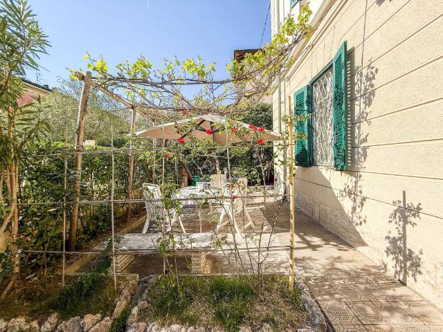 Villa Indipendente in vendita a Viareggio, Toscana