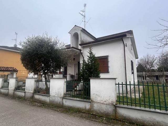 Villa Indipendente in vendita a Cascina Badalla, Vigevano