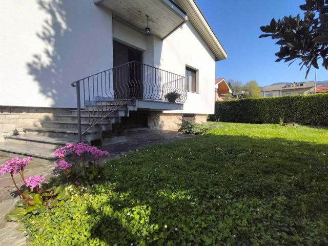 Villa Indipendente in vendita a Bruntino, Villa D'almè