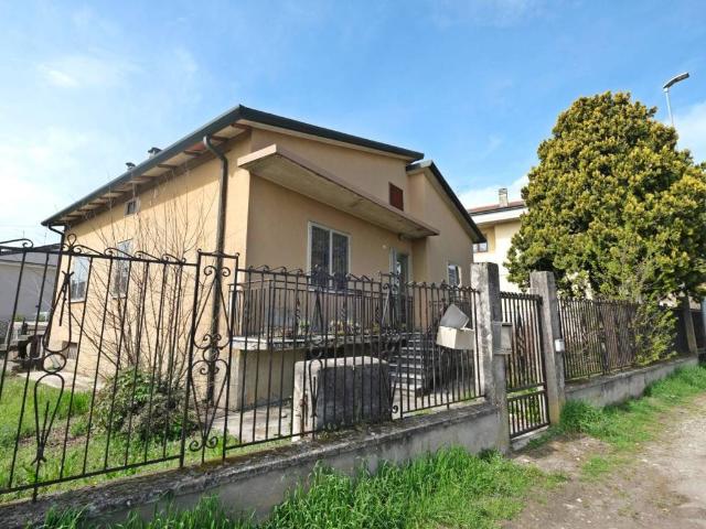 Villa Indipendente in vendita a Villafranca Di Verona, Veneto