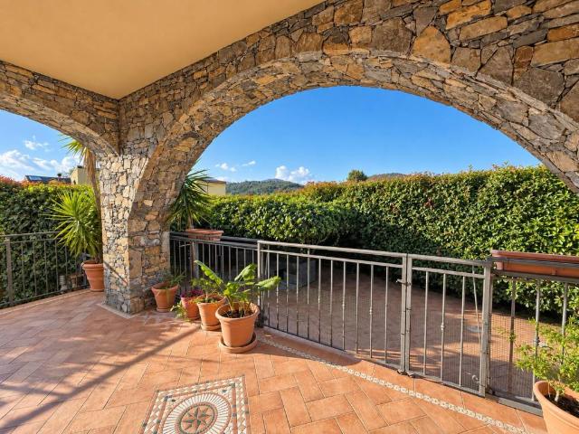 Villa Indipendente in vendita a Villanova D'albenga, Liguria