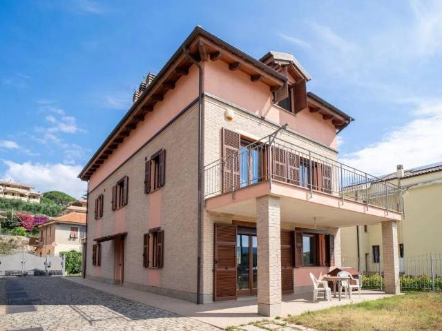 Villa Indipendente in vendita a Villanova D'albenga, Liguria