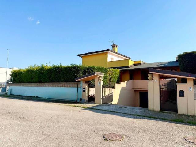 Villa Indipendente in vendita a Villimpenta, Lombardia
