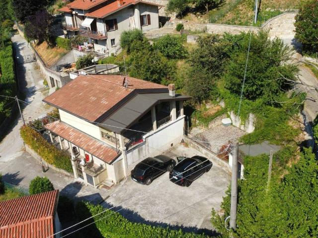 Villa Indipendente in vendita a Villongo, Bergamo