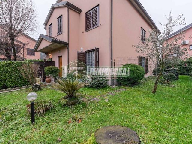 Villa Indipendente in vendita a Vimercate, Lombardia