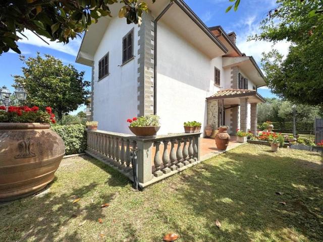 Villa Indipendente in vendita a Viterbo, Lazio