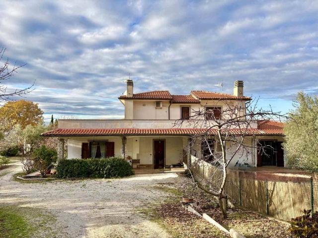 Villa Indipendente in vendita a Viterbo, Lazio