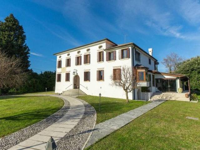 Villa Indipendente in vendita a Vittorio Veneto, Veneto