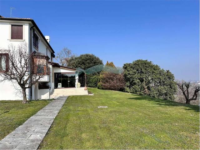 Villa Indipendente in vendita a Vittorio Veneto, Veneto