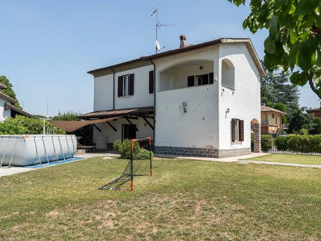 Villa Indipendente in vendita a Rione Strada Valle, Voghera