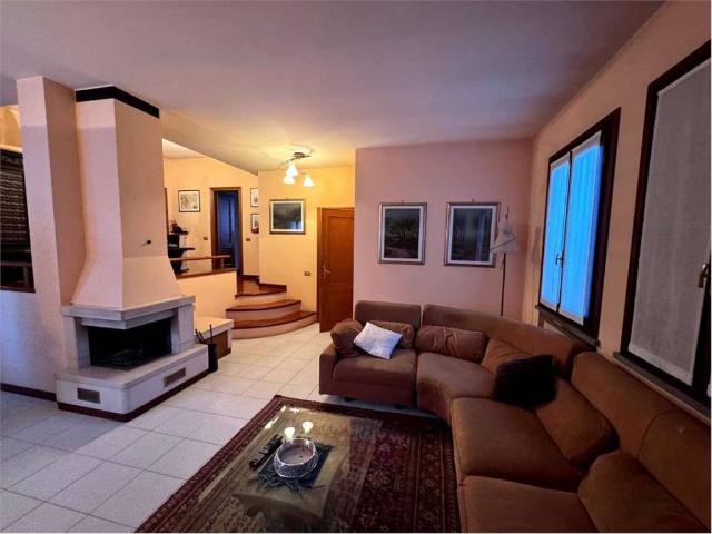 Villa Indipendente in vendita a Benvenuti, Voghera