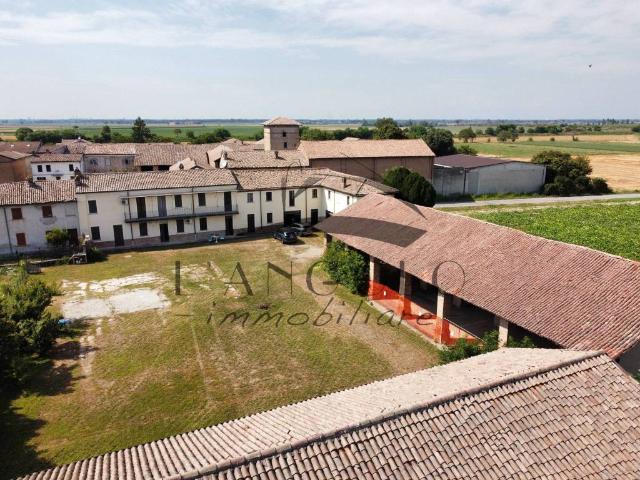 Villa Indipendente in vendita a Cascina Vittoria, Voghera