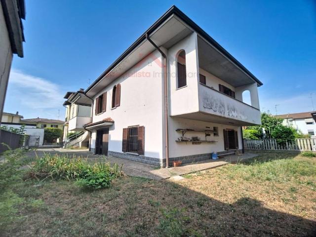 Villa Indipendente in vendita a Villa Iria, Voghera