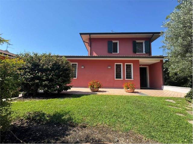 Villa Indipendente in vendita a Volta Mantovana, Lombardia
