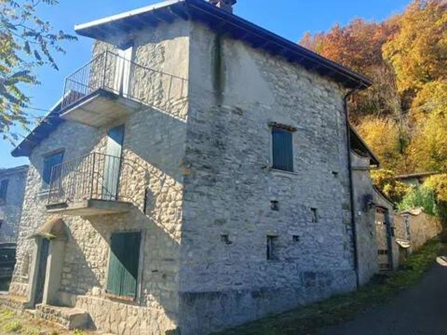Villa Indipendente in vendita a Zavattarello, Lombardia