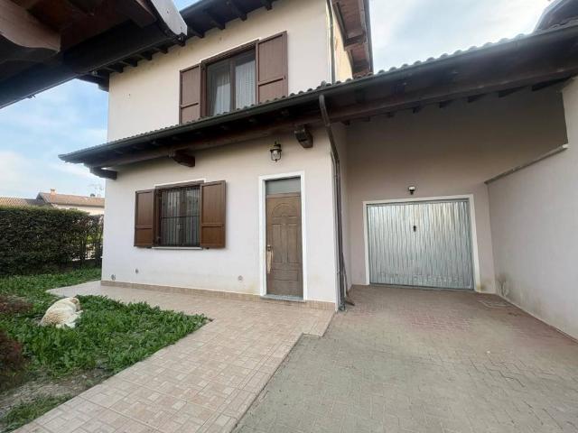 Villa Indipendente in vendita a Zerbolò, Lombardia