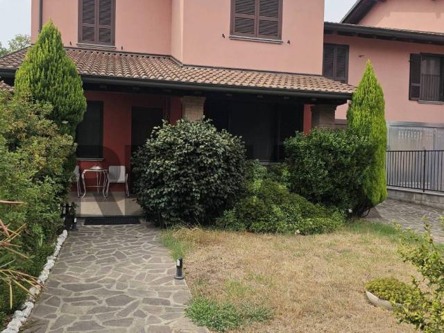 Villa Indipendente in vendita a Zerbolò, Lombardia