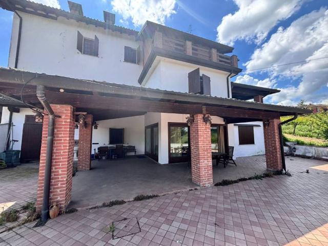 Villa Indipendente in vendita a Ziano Piacentino, Reggio Emilia