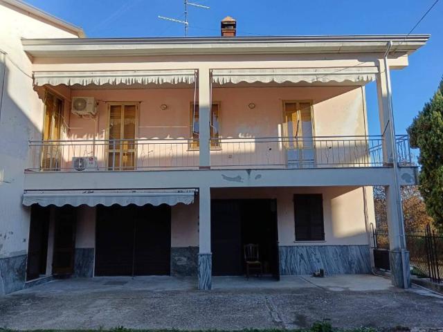 Villa Indipendente in vendita a Ziano Piacentino, Reggio Emilia