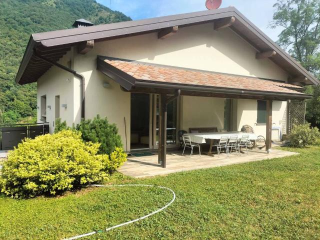 Villa Indipendente in vendita a Comunità Montana della Valle Brembana, Zogno