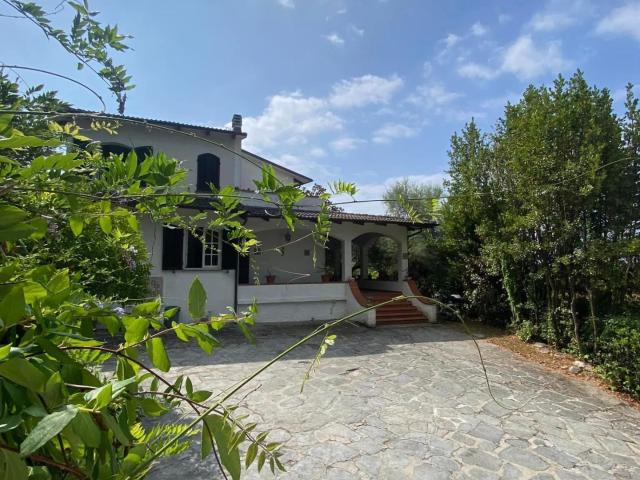 Villa Indipendente in vendita a Carrara, Toscana